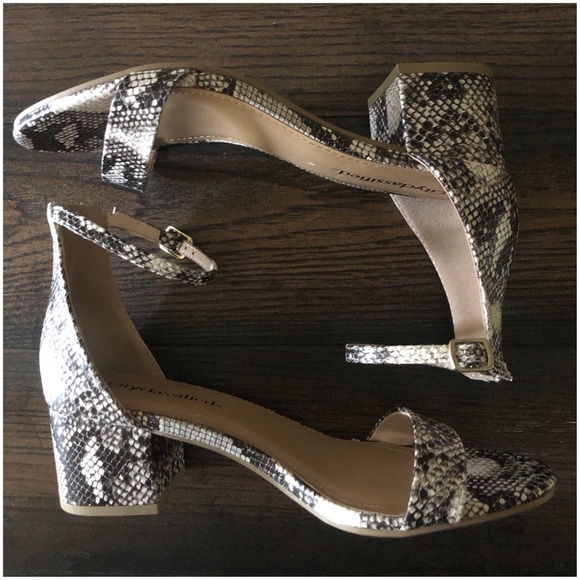 FAUX LEATHER BLOCK HEELED SANDALS - Picture 2 of 8